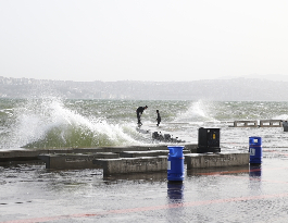 ?zmir'de f?rt?na nedeniyle deniz ta?t?!