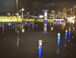 ?zmir'de sa?anak.. Yollar göle döndü, i? yerlerini su bast?!