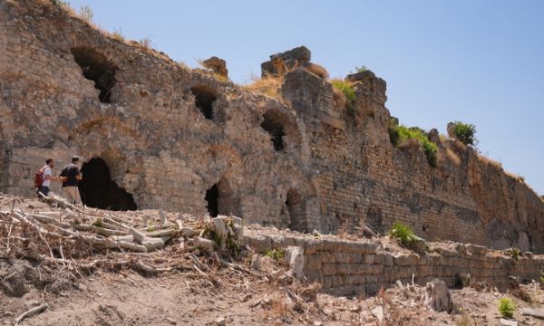 Efes Antik Kenti'nin Koressos Kapısı gün yüzüne çıkarılacak!