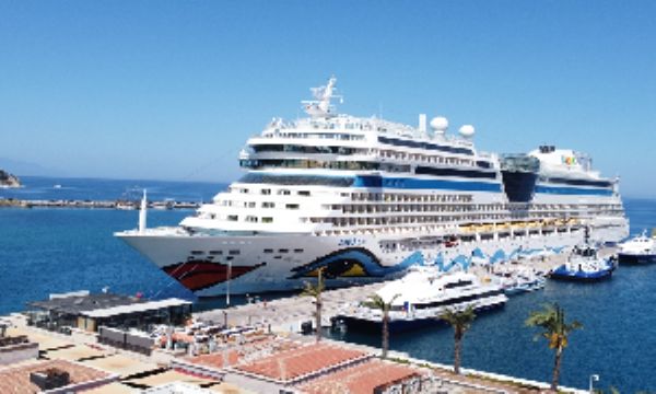 Yüzen oteller Kuşadası'na geldi